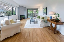 303-1610 Chesterfield Avenue  North Vancouver, BC V7M 2N7
