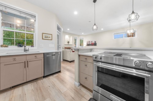 1263 16Th Street W, North Vancouver, BC 