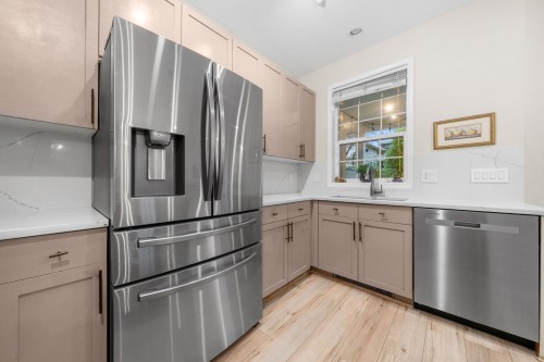 1263 16Th Street W, North Vancouver, BC 