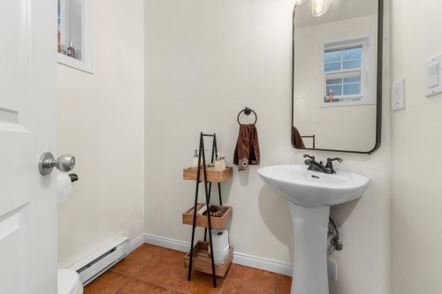 1263 16Th Street W, North Vancouver, BC 