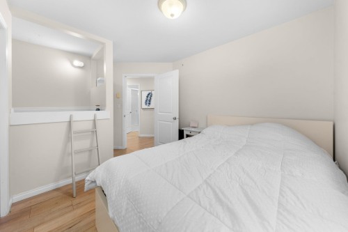 1263 16Th Street W, North Vancouver, BC 