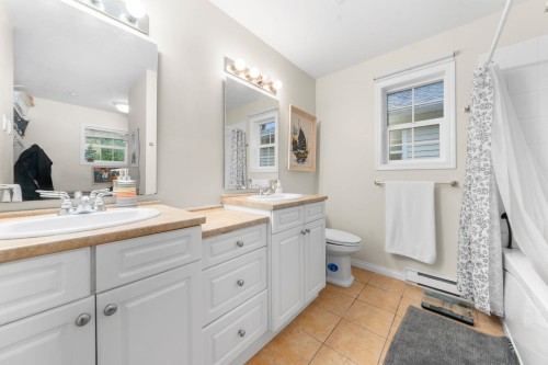 1263 16Th Street W, North Vancouver, BC 