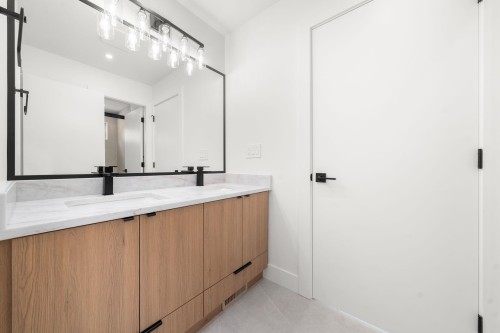 1511 Burrill Avenue, North Vancouver, BC 