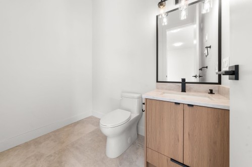 1511 Burrill Avenue, North Vancouver, BC 