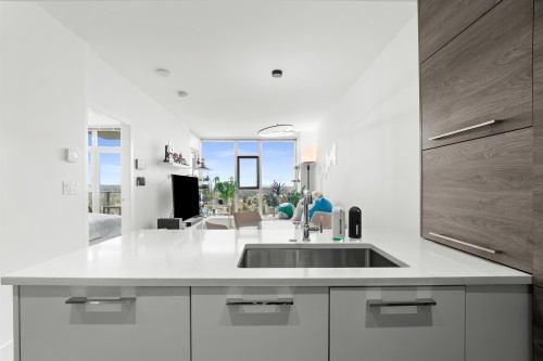 2006-7388 Kingsway, Burnaby, BC 