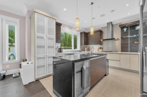 2567 Lawson Avenue, West Vancouver, BC 