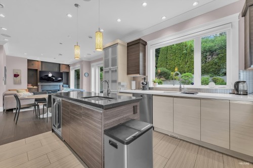 2567 Lawson Avenue, West Vancouver, BC 
