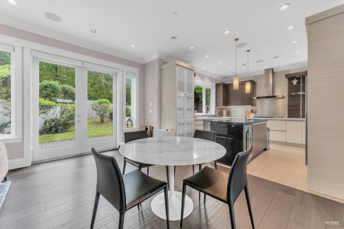 2567 Lawson Avenue, West Vancouver, BC 