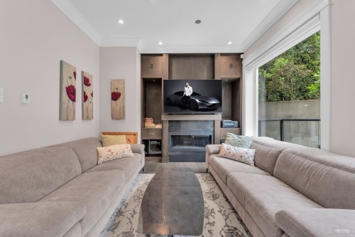 2567 Lawson Avenue, West Vancouver, BC 
