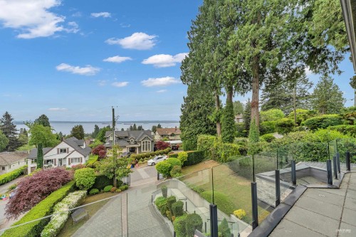 2567 Lawson Avenue, West Vancouver, BC 