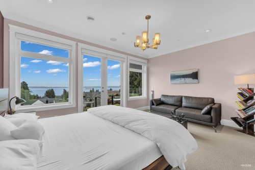 2567 Lawson Avenue, West Vancouver, BC 