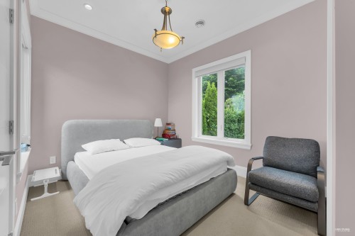 2567 Lawson Avenue, West Vancouver, BC 