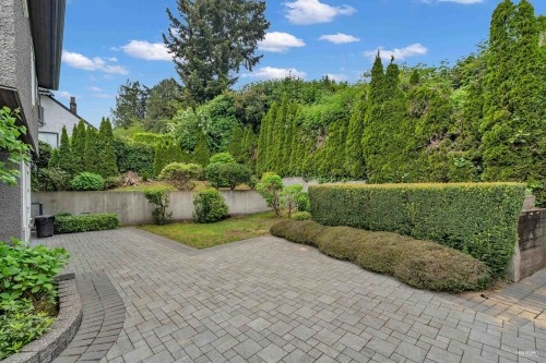 2567 Lawson Avenue, West Vancouver, BC 