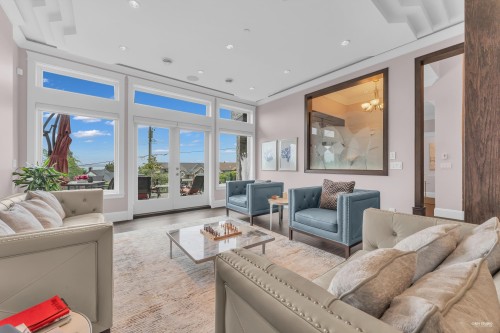 2567 Lawson Avenue, West Vancouver, BC 