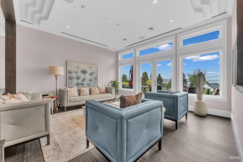 2567 Lawson Avenue, West Vancouver, BC 