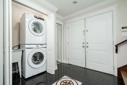 7202 Ross Street, Vancouver, BC - Indoor Photo Showing Laundry Room