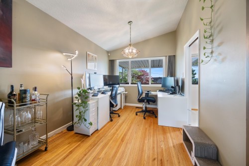 6890 Hycrest Drive, Burnaby, BC 