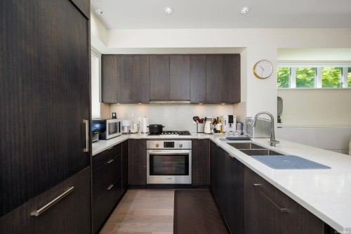 5552 Oak Street, Vancouver, BC 