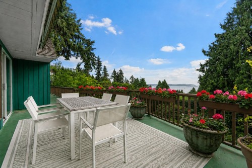 2660 Queens Avenue  West Vancouver, BC V7V 2Z1