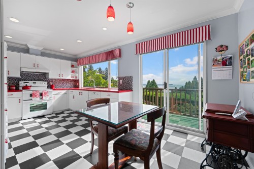 2660 Queens Avenue, West Vancouver, BC 