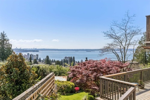 2440 Queens Avenue, West Vancouver, BC 