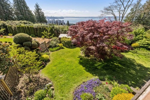 2440 Queens Avenue, West Vancouver, BC 