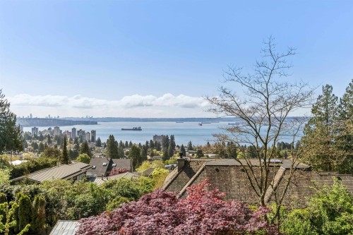 2440 Queens Avenue, West Vancouver, BC 