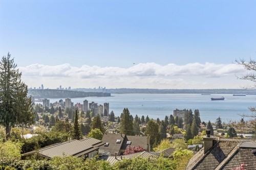 2440 Queens Avenue, West Vancouver, BC 