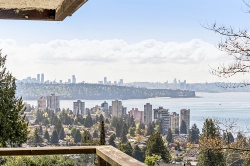 2440 Queens Avenue, West Vancouver, BC 