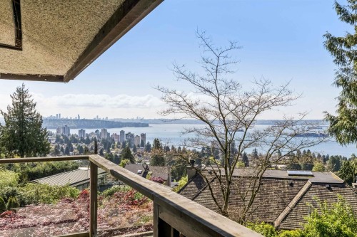 2440 Queens Avenue, West Vancouver, BC 