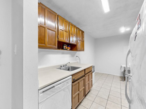 111-588 5 Avenue E, Vancouver, BC - Indoor Photo Showing Kitchen
