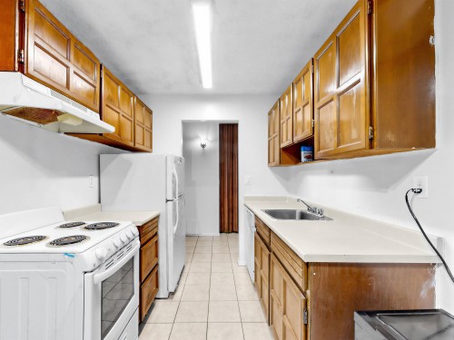 111-588 5 Avenue E, Vancouver, BC - Indoor Photo Showing Kitchen