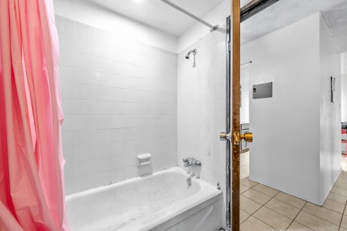 111-588 5 Avenue E, Vancouver, BC - Indoor Photo Showing Bathroom