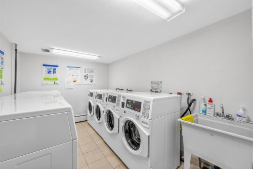 111-588 5 Avenue E, Vancouver, BC - Indoor Photo Showing Laundry Room