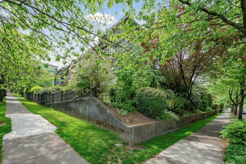 111-588 5 Avenue E, Vancouver, BC - Outdoor
