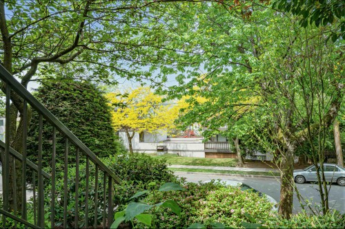 111-588 5 Avenue E, Vancouver, BC - Outdoor