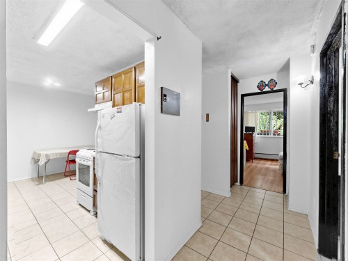 111-588 5 Avenue E, Vancouver, BC - Indoor