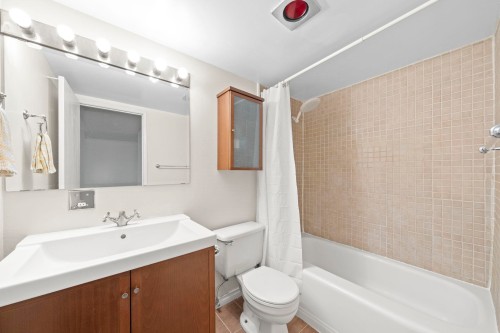 205-1585 4Th Avenue E, Vancouver, BC 