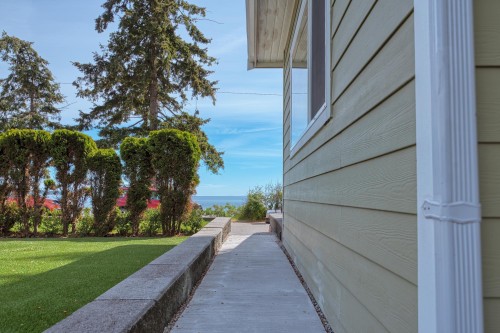 5760 Boulevard Street, Sechelt, BC - Outdoor