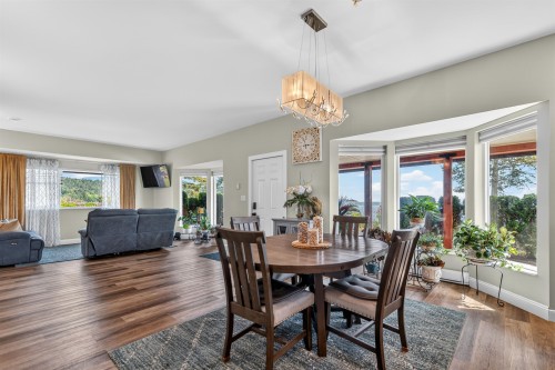 5760 Boulevard Street, Sechelt, BC - Indoor Photo Showing Dining Room