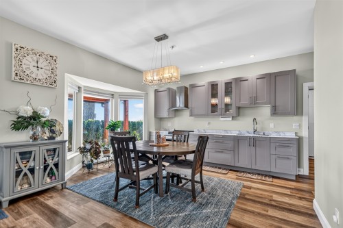 5760 Boulevard Street, Sechelt, BC - Indoor Photo Showing Dining Room
