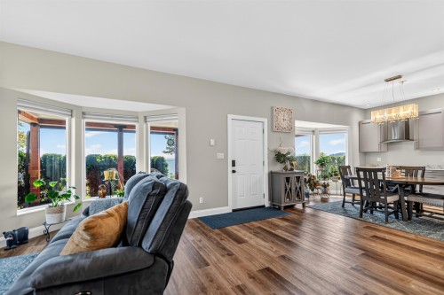 5760 Boulevard Street, Sechelt, BC - Indoor Photo Showing Living Room