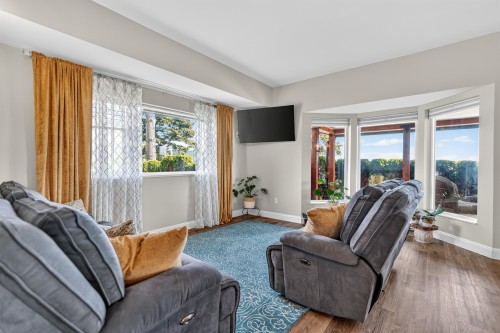 5760 Boulevard Street, Sechelt, BC - Indoor Photo Showing Living Room