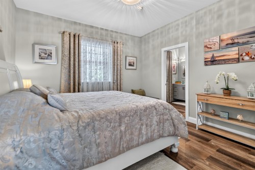 5760 Boulevard Street, Sechelt, BC - Indoor Photo Showing Bedroom