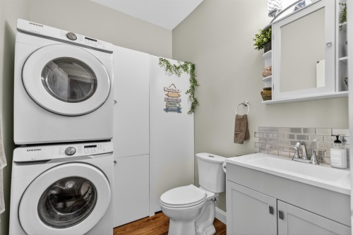 5760 Boulevard Street, Sechelt, BC - Indoor Photo Showing Laundry Room