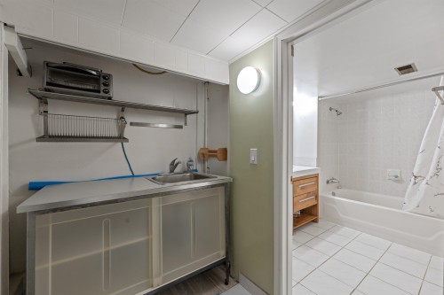 2820 13Th Avenue W, Vancouver, BC 