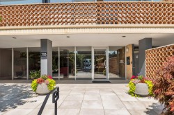 402-2135 Argyle Avenue West Vancouver, BC V7V 1A5