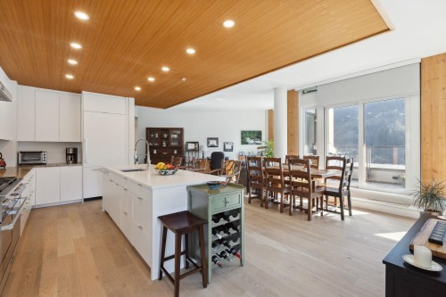 703-6687 Nelson Avenue, West Vancouver, BC 