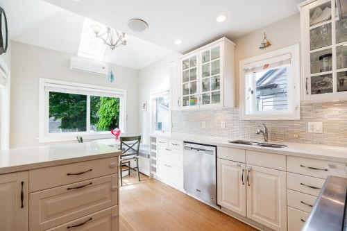 242 21St Avenue W, Vancouver, BC 