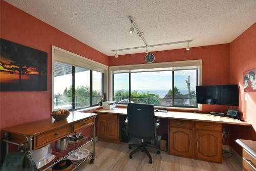 4926 Laurel Avenue, Sechelt, BC 